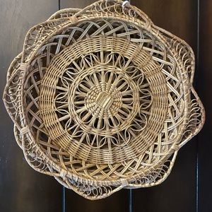 Vintage wicker dinner plate holder